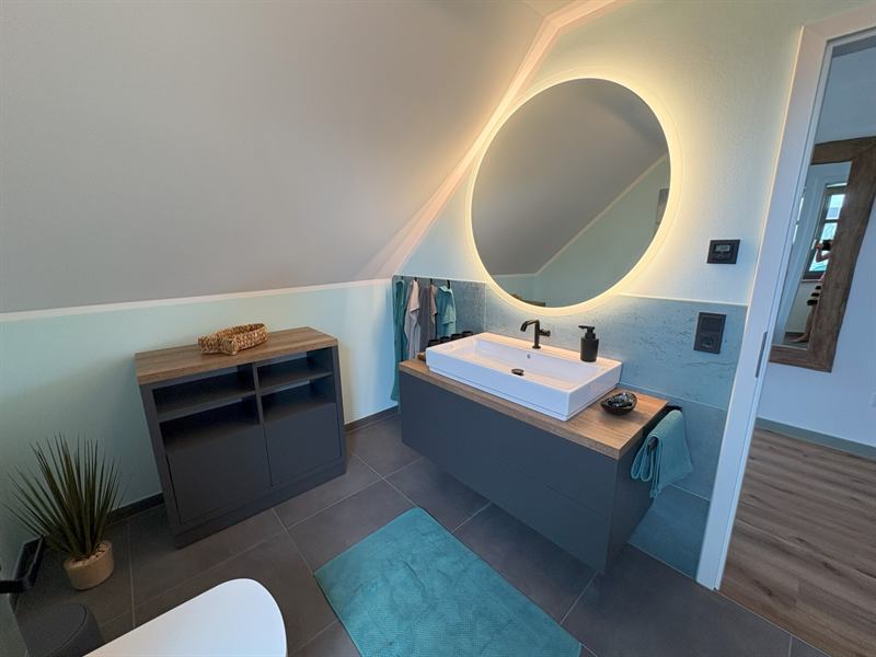 Modernes Badezimmer im Obergeschoss mit großer begehbarer Dusche