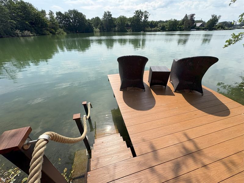 Eigener Badesteg mit Treppe direkt in den Ternscher See