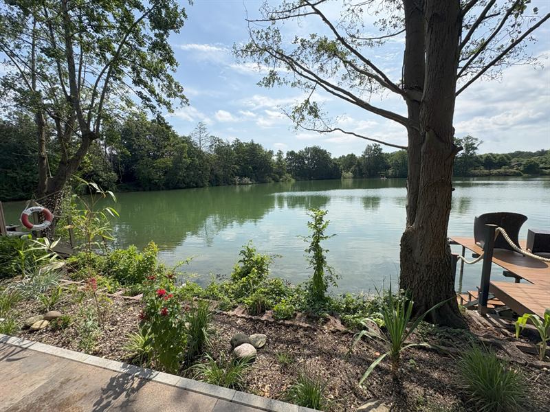 Blick von der Seeterrasse über das Wasser