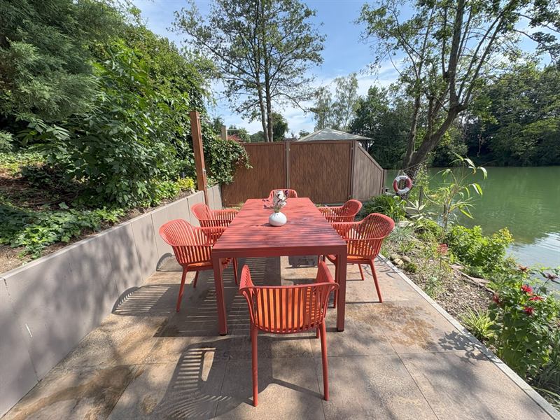 Seeterrasse direkt am Ternscher See mit Sitzgelegenheiten