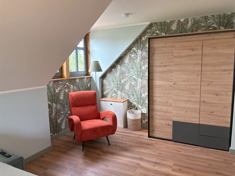 Schlafzimmer 2 im Obergeschoss mit Doppelbett und Zugang zum Balkon