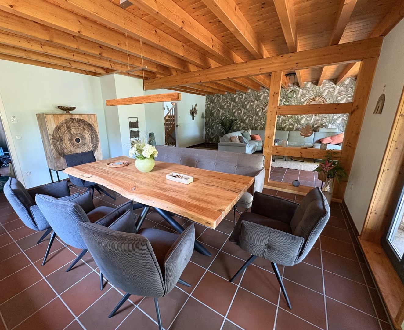 Heller Wohn- und Essbereich des Lake House Ternsche mit Blick auf den Ternscher See